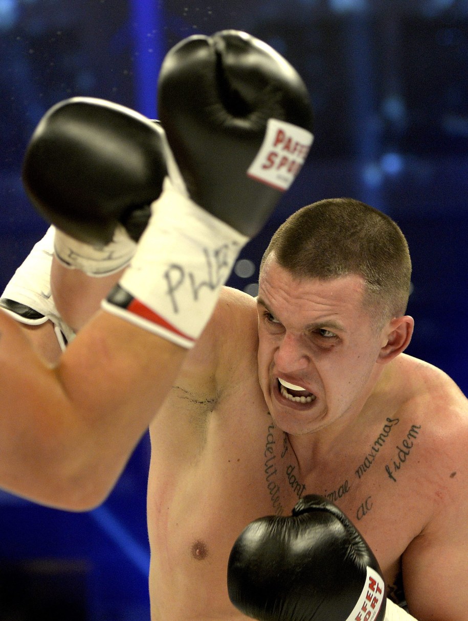 Arłamów, 16 marca 2014. Andrzej Wawrzyk w pojedynku z Francoisem Bothą z RPA o tytuł międzynarodowego mistrza Polski podczas Wojak Boxing Night w Arłamowie /Darek Delmanowicz /PAP