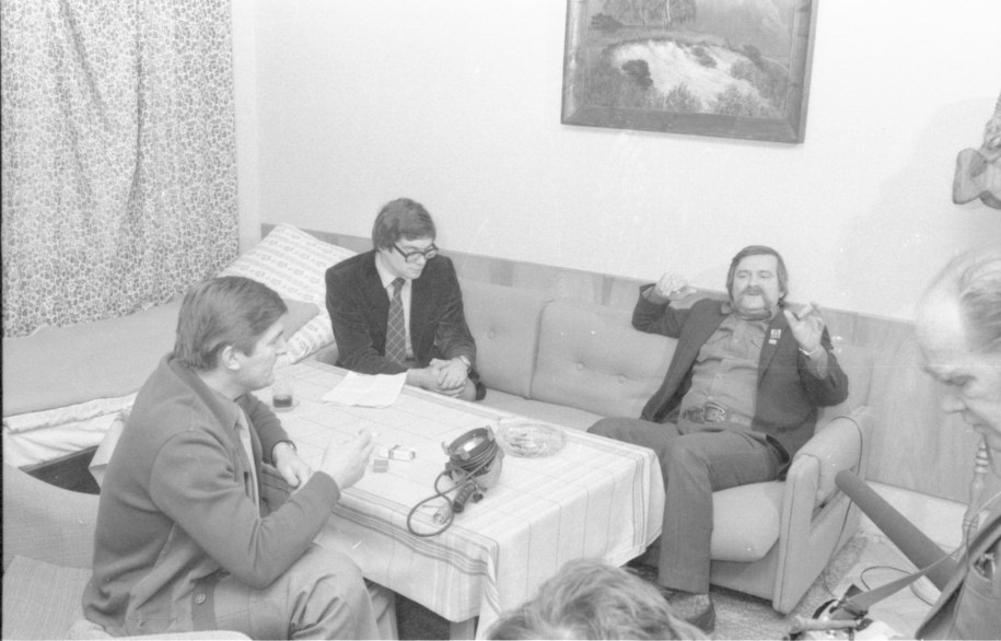 Arłamów - Lech Wałęsa dniu zwolnienia z internowania /Ireneusz Radkiewicz  /PAP