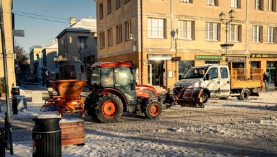 Armagedon na Warmii i Mazurach: Zaspy, odcięte wsie i mieszkańcy ratujący sąsiadów 