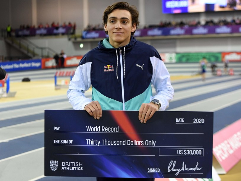 Armand Duplantis z kolejnym rekordem świata i nagrodą finansową /AFP