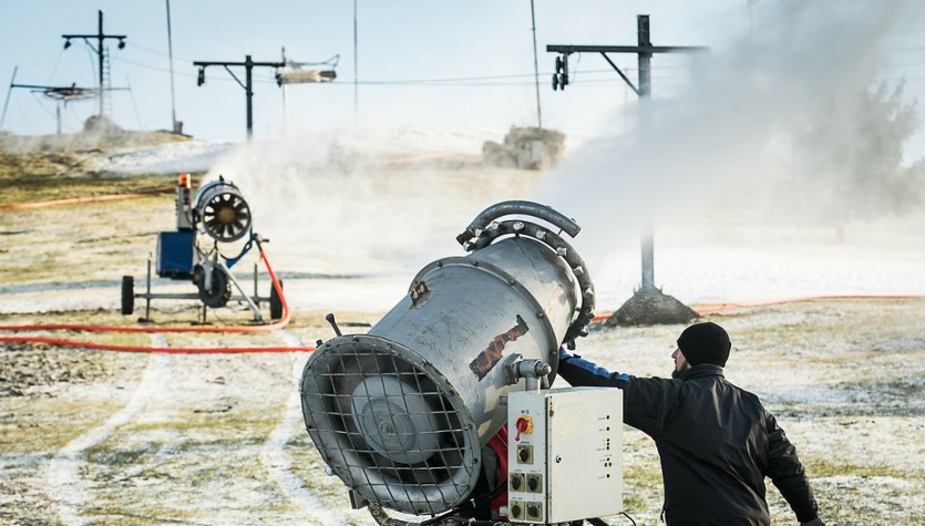 Armatki śnieżne już działają. Gdzie i kiedy ruszą pierwsze wyciągi?