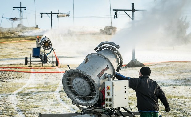 Armatki śnieżne już działają. Gdzie i kiedy ruszą pierwsze wyciągi?