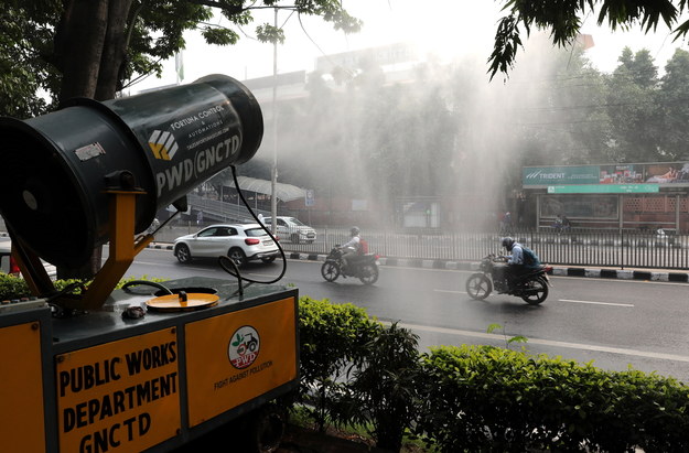 Armatki wodne mają pomóc w zwalczaniu smogu w mieście /RAJAT GUPTA    /PAP/EPA