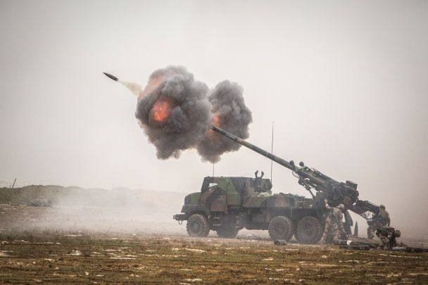 Armatohaubice CAESAR w Ukrainie wykorzystują także inteligentną amunicję przeciwpancerną, która na odległość 35 kilometrów jest w stanie sama znajdować wrogie cele /@MichalFellaPL