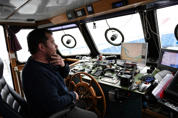 Armator jednostki Nautic II Aleksander Cichosz podczas blokady drogi wodnej do toru podejściowego do portu w Gdyni i Gdańsku kontenerowcowi Maersk / 	Adam Warżawa    /PAP