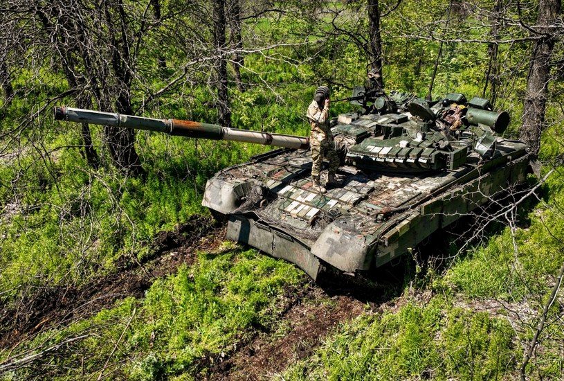 Armaty kalibru 125-mm to standardowe wyposażenie poradzieckich czołgów, które dominują na polu bitwy w Ukrainie. Znajdują się w takich maszynach jak różne wersje T-64, T-72 czy T-80 znajdujących się standardowo na wyposażeniu ukraińskiej armii, jak i niektórych przekazanych czołgów np. polskich PT-91. Dlatego produkcja amunicji 125-mm to tak ważne zadanie. Zarówno polska, jak i ukraińska firma będą dostarczały potrzebne komponenty do produkcji, której miejsce zostanie jeszcze ustalone przez obie strony