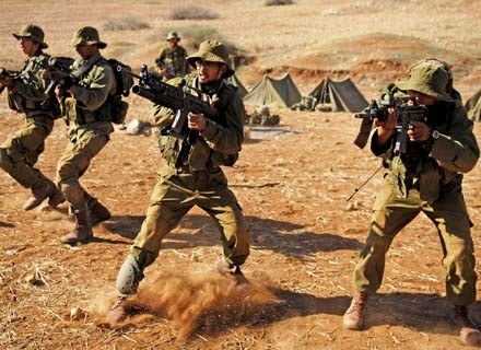 Armia izraelska - na jej wizerunku cieniem kładzie się nieudana, zeszłoroczna rozprawa z Hezbollahem /AFP