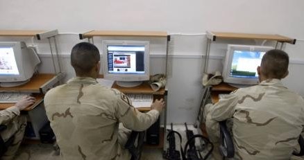 Armia kontroluje poczynania swoich żołnierzy online - czy nam grozi to samo? /AFP