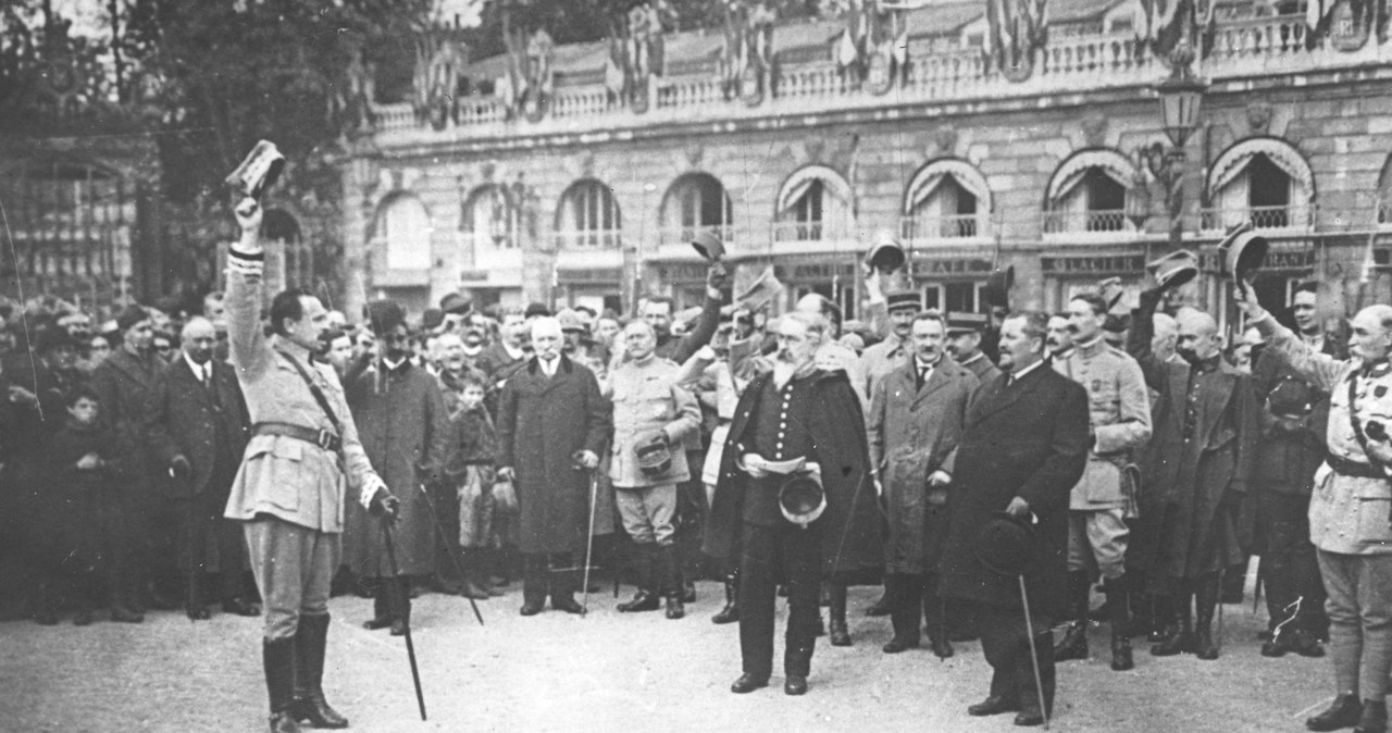 Armia polska we Francji - powitanie generała Józefa Hallera (na pierwszym planie pierwszy z lewej), rok 1918 /Z archiwum Narodowego Archiwum Cyfrowego