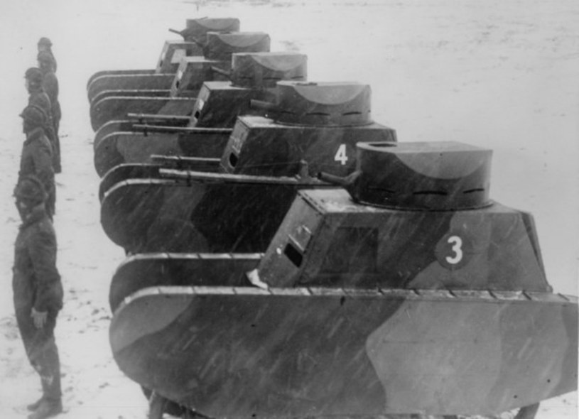 Armia Reichswehry w początkach lat 30. wyglądała mizernie. Na zdjęciu atrapy czołgów - samochody obite opancerzonymi blachami /East News
