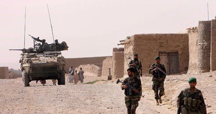 Armia rządowa (nz. z Kanadyjczykami), kontroluje zaledwie 30 proc. powierzchni Afganistanu... /AFP
