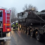 Armia USA kontra polskie drogi: Dwie ciężarówki w słupeckim rowie