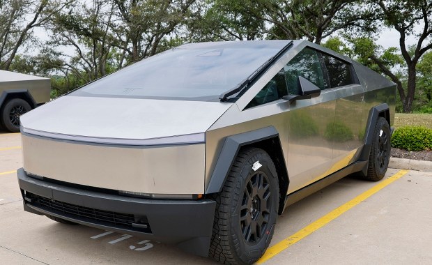 Armia USA kupi samochody Muska, by je… zniszczyć. Zaskakujący powód