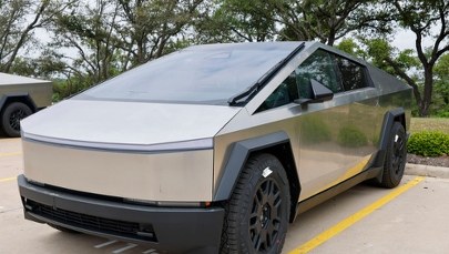 Armia USA kupi samochody Muska, by je… zniszczyć. Zaskakujący powód