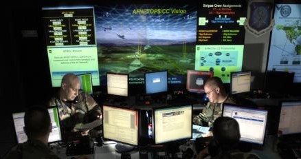 Armia USA stale monitoruje światowy internet. Czy to wystarcza? Nie. /AFP