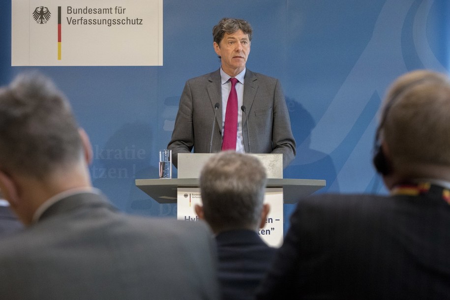 Arndt Freiherr Freytag von Loringhoven podczas konferencji prasowej /OMER MESSINGER  /PAP/EPA