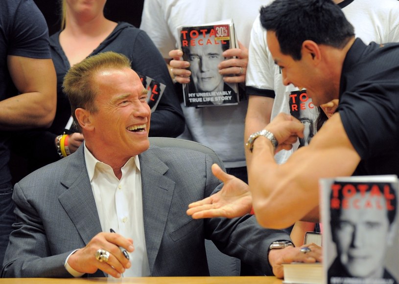 Arnold rozdaje autografy podczas amerykańskiej premiery książki /AFP