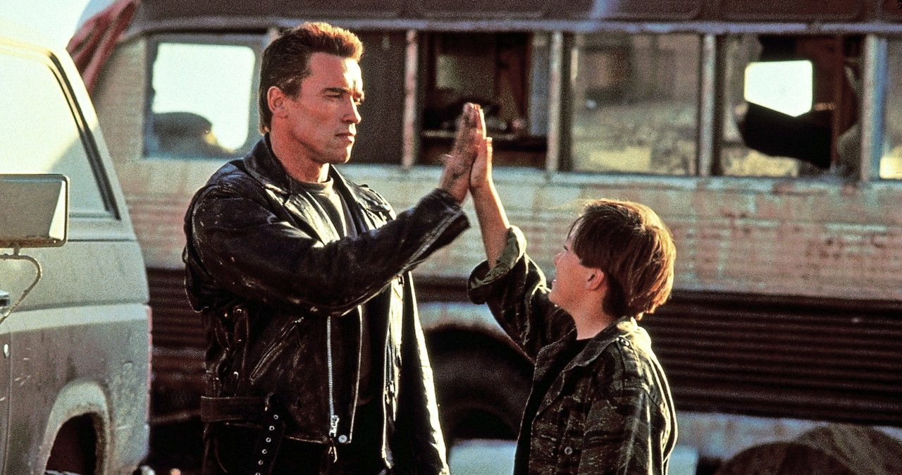 Arnold Schwarzenegger i Edward Furlong w filmie "Terminator 2: Dzień sądu" /AKPA