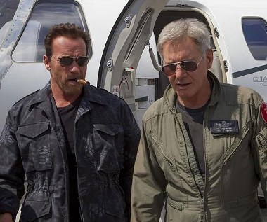 Arnold Schwarzenegger i Harrison Ford w scenie z filmu "Niezniszczalni 3"