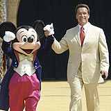 Arnold Schwarzenegger i Myszka Miki na 50. urodzinach Disneylandu /AFP