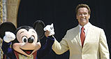 Arnold Schwarzenegger i Myszka Miki na 50. urodzinach Disneylandu /AFP