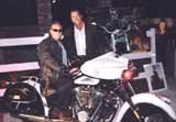 Arnold Schwarzenegger i nowy właściciel motocykla przy swym pojeździe /