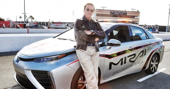 Arnold Schwarzenegger i Toyota Mirai /Informacja prasowa