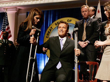 Arnold Schwarzenegger po operacji złamanej kości udowej /AFP
