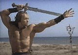 Arnold Schwarzenegger w filmie "Conan Barbarzyńca" (1982) /