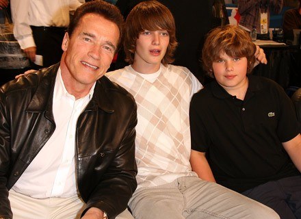 Arnold Schwarzenegger z synami na meczu LA Lakers, luty 2008 /Getty Images/Flash Press Media