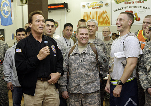 Arnold Schwarzenegger z żołnierzami w Camp Victory /AFP