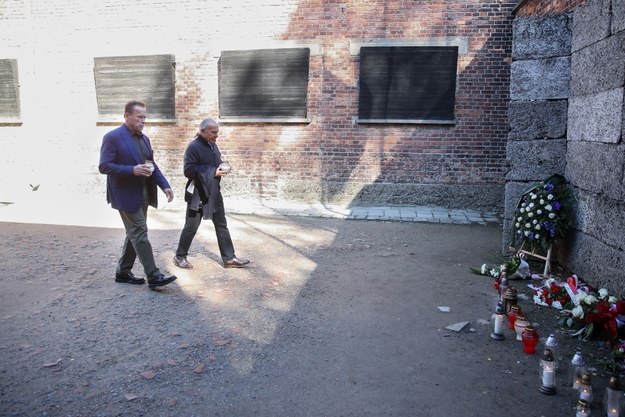 Arnold Schwarzenegger zwiedził Miejsce Pamięci Auschwitz /	Łukasz Gągulski /PAP