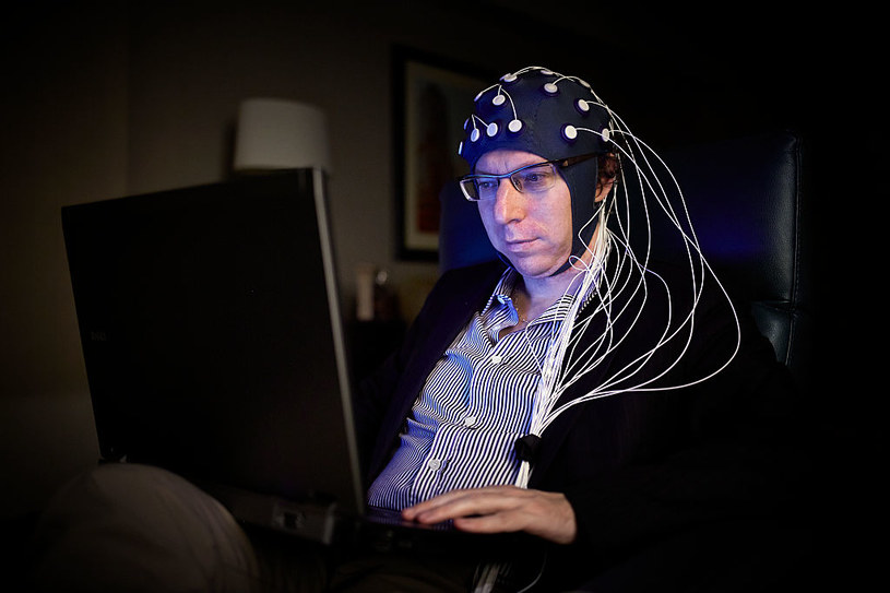 Arnon Grunberg podłączony do komputera, który mierzył aktywność mózgu podczas sesji twórczej już w 2013 roku /Getty Images