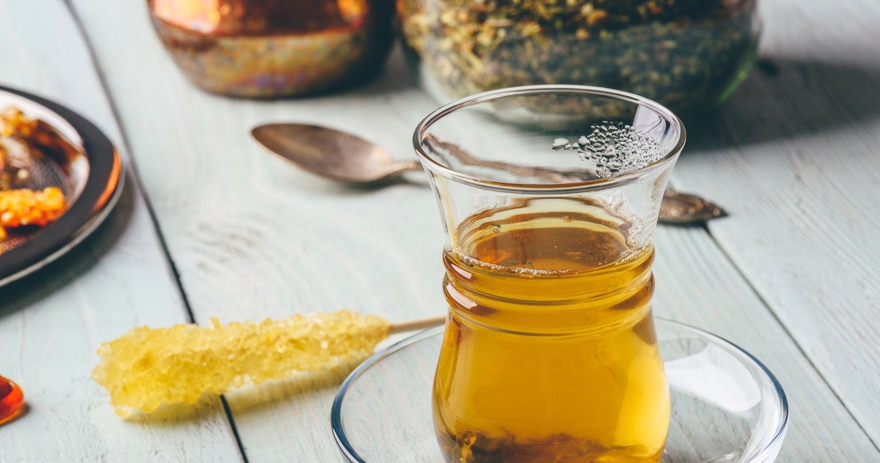 Aromatyczna, gorąca herbata doskonale sprawdza się na upały. /sevablsv /123RF/PICSEL