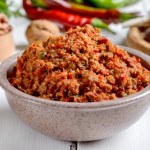 Aromatyczna gruzińska pasta z papryki. Doskonale smakuje ze świeżym pieczywem, mięsem oraz rybą