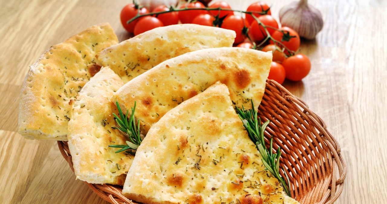 Aromatyczna i delikatna- taka jest właśnie włoska focaccia /123RF/PICSEL