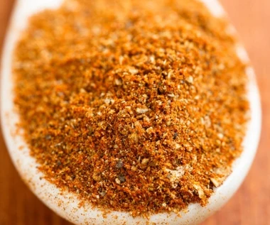 Aromatyczna przyprawa, która pomaga w trawieniu, oczyszcza wątrobę i nerki. Najlepsza do ryb i mięsa