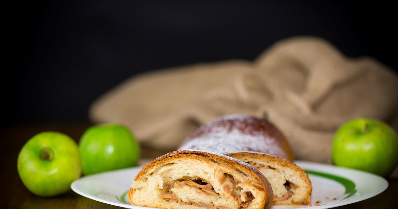 Aromatyczna strudel jabłkową podawaj oprószoną cukrem pudrem /123RF/PICSEL