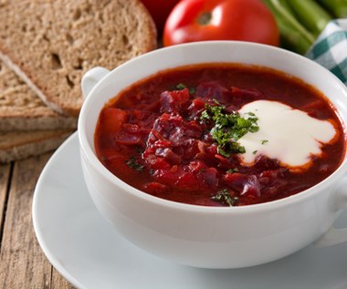 Aromatyczna zupa z babcinej kuchni. Domowy patent na wykorzystanie buraków z zakwasu