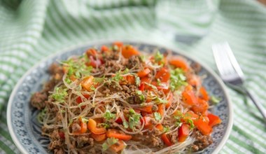 Aromatyczne danie w azjatyckim stylu. Makaron sojowy z warzywami i wołowiną