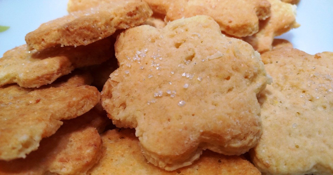 Aromatyczne i kruche ciastka które zawsze się udają. Poznaj przepis! /East News