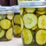 Aromatyczne, mocno czosnkowe, chętnie jem przez cały rok. Rodzinny przepis na ogórki marynowane w plasterkach