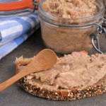 pasty do kanapek Aromatyczne smarowidło do chleba z mięsa z rosołu. Kombinacja przypraw to sekret jego smaku