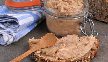 Aromatyczne smarowidło do chleba z mięsa z rosołu. Kombinacja przypraw to sekret jego smaku