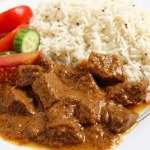 kuchnia orientalna Aromatyczny, gęsty z niebywale miękkim mięsem. Ten gulasz to kulinarna uczta