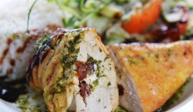 Aromatyczny kurczak w sosie bazyliowym. Pomysł na obiad na Wszystkich Świętych 