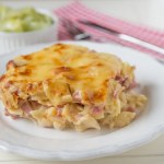 Aromatyczny obiad z piekarnika. Przygotuj zapiekankę z boczkiem i serem