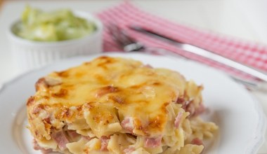 Aromatyczny obiad z piekarnika. Przygotuj zapiekankę z boczkiem i serem