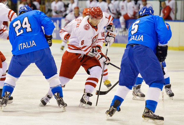 Aron Chmielewski pomiędzy Włochami Trevorem Johnsonem (po lewej) i Danielem Sullivanem (po prawej) podczas pierwszego meczu turnieju Euro Ice Hockey Challenge w Gdańsku /Adam Warżawa /PAP