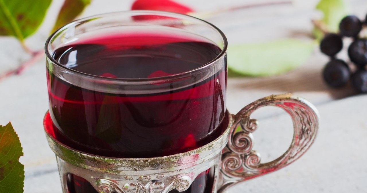 Aronia ma wiele witamin i wartości. Doskonale smakuje w formie naparu. /Askana Yasiucheiya /Canva Pro